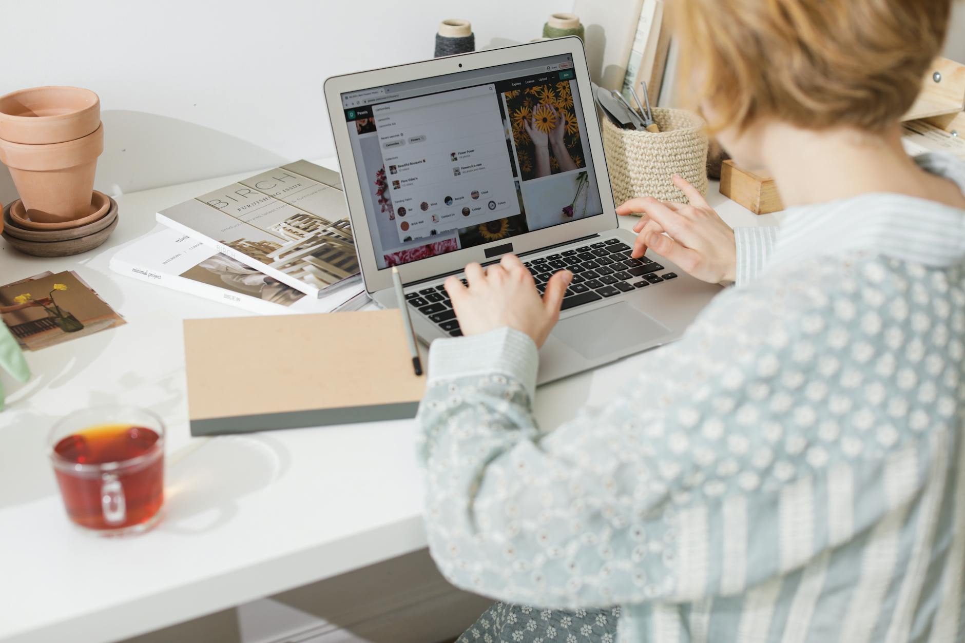 Freelancerka przy laptopie w jasnym, przytulnym domowym biurze