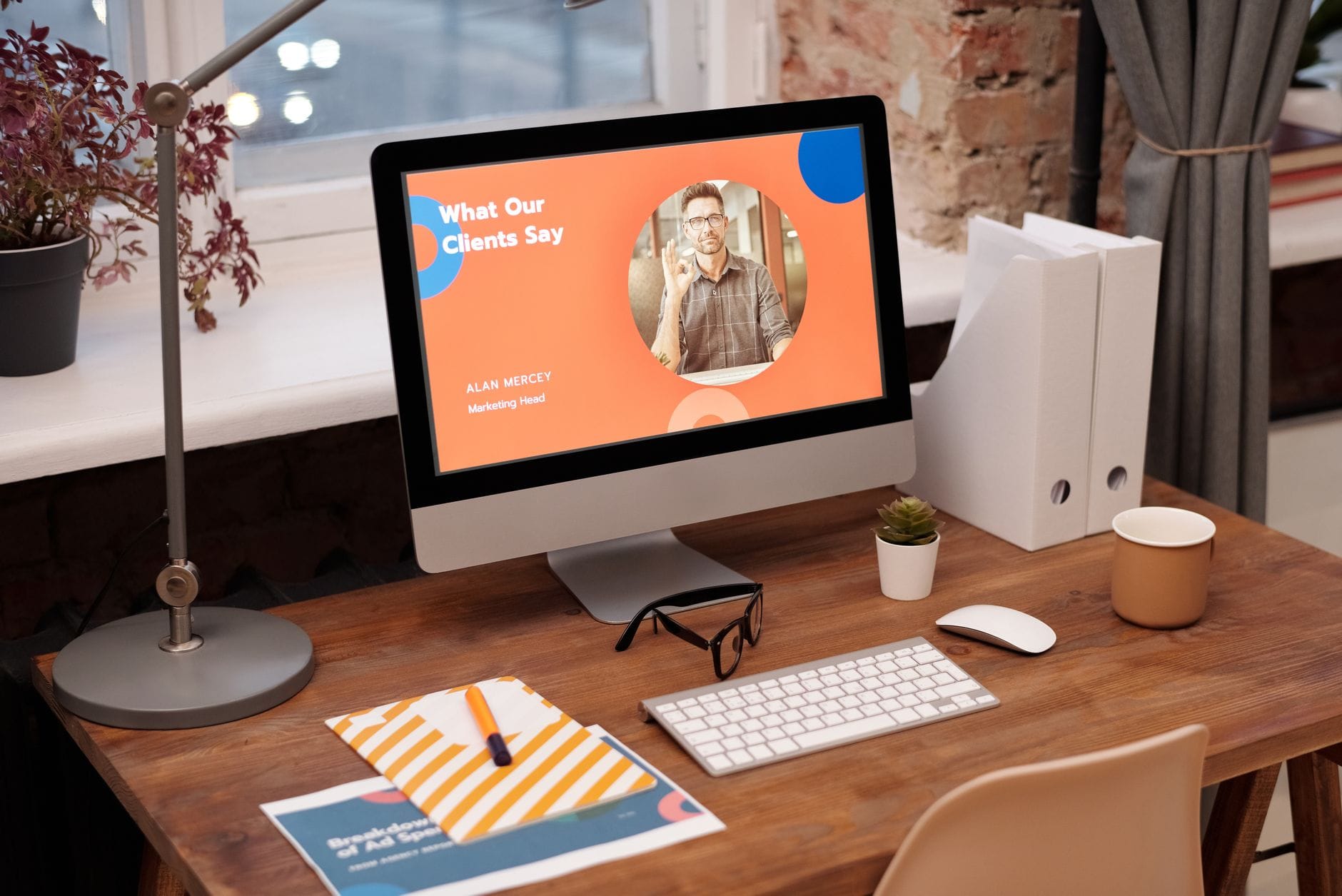 Nowoczesne biurko freelancera z komputerem i opinią klienta na ekranie