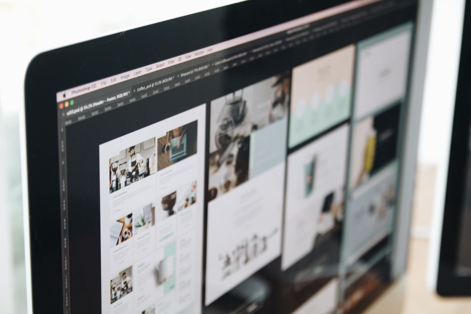 Monitor z projektem graficznym strony internetowej w nowoczesnym biurze
