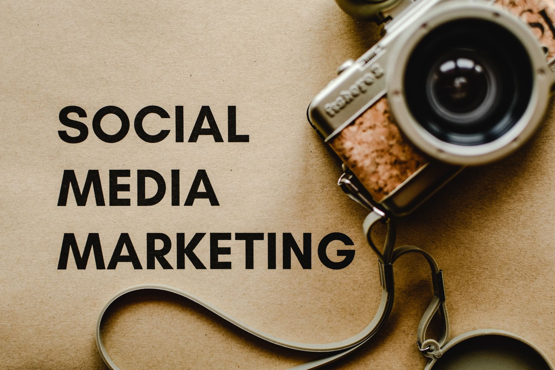 Stary aparat na brązowym tle z napisem social media marketing