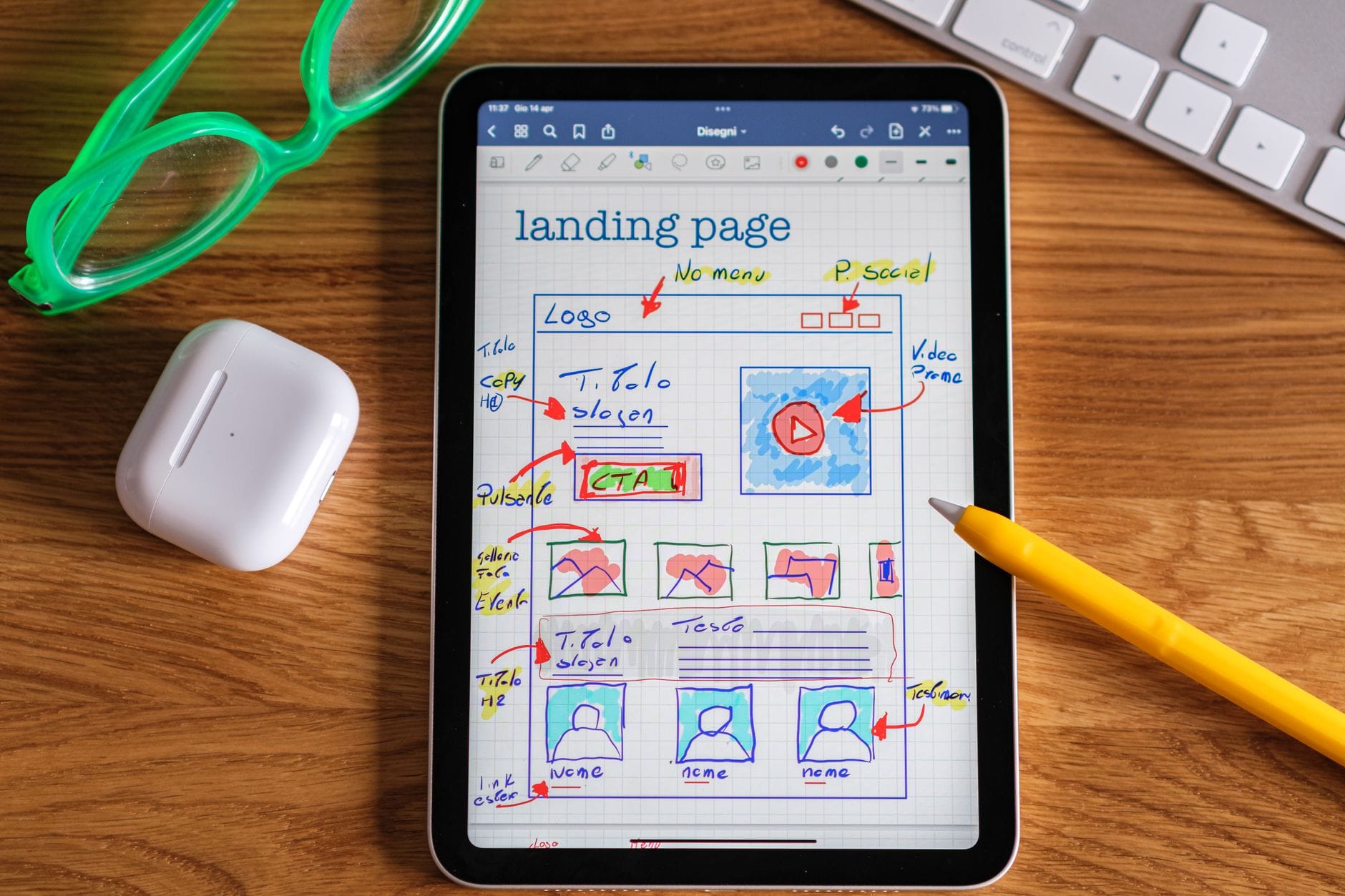 Tablet z odręcznym projektem landing page na ekranie