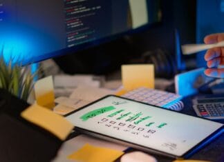 Biurko z tabletem z checklistą i monitorem z kodem do kontroli infografiki
