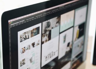 Monitor komputera z projektem strony internetowej w przestrzeni roboczej