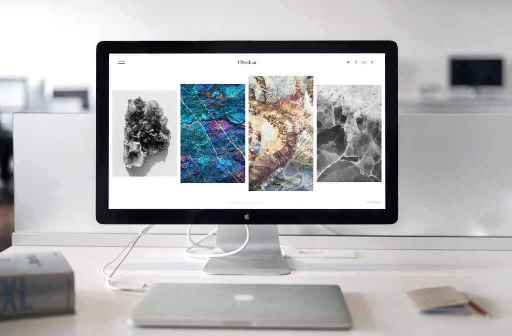 Monitor komputerowy z abstrakcyjną grafiką na nowoczesnym biurku