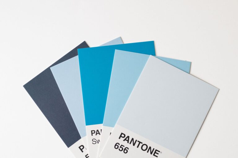 Niebieskie próbki kolorów Pantone na białym tle