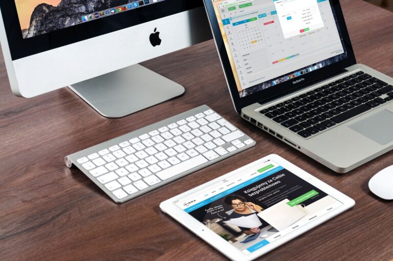 Stanowisko pracy z iMakiem, MacBookiem i iPadem na biurku